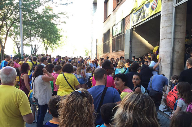 Concentració davant les escoles contra les retallades | ensenyament, escoles, pressupostos, retallades