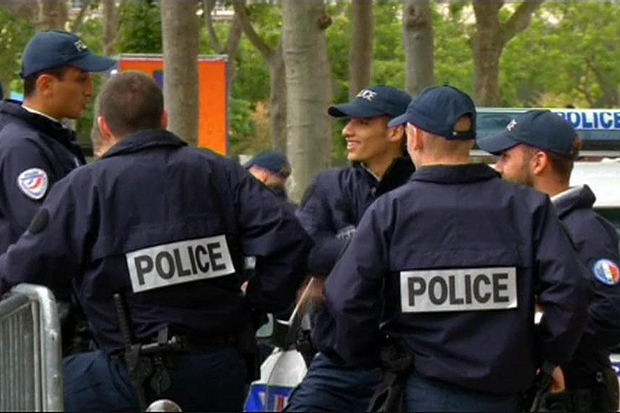 Explosió controlada d’un cotxe abans del partit de l’Eurocopa a París |