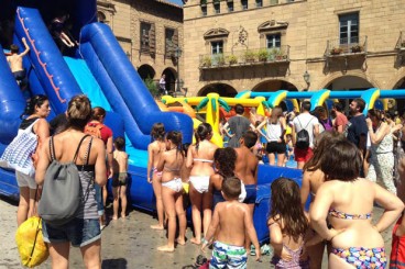 Nens i nenes gaudeixen de la festa d’estiu al Poble Espanyol amb l’aigua com a protagonista