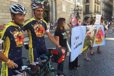 La cursa ciclista antitaurina arriba a Sant Jaume i rep el suport de col·lectius animalistes