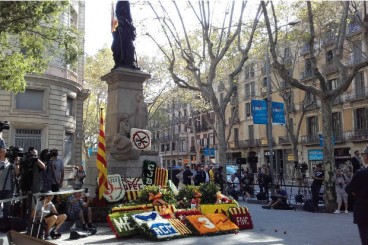 El monument de Rafael Casanova torna a vestir-se de flors