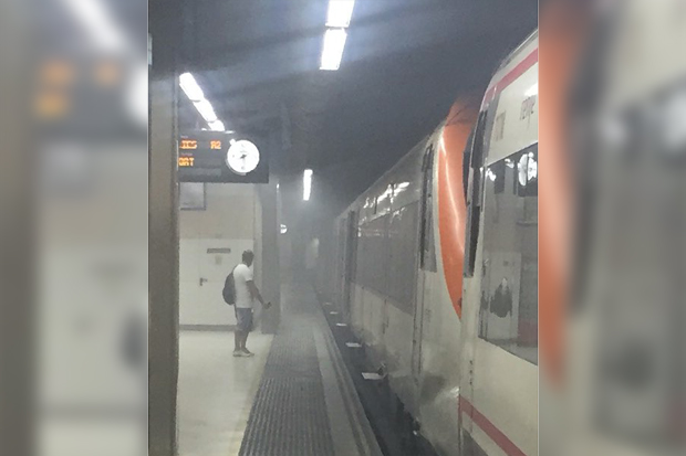 Ensurt entre els usuaris de Rodalies per la presència de fum i pudor de cremat a Sants | estació de Sants, Renfe, Rodalies