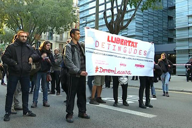 En llibertat els tres detinguts pel 29-M hores després d’haver-se entregat a la seu d’Interior | detencions, Mossos d'Esquadra, vaga general 29-M
