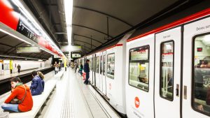 Ferida una noia després de quedar atrapada a les portes d’un comboi de metro