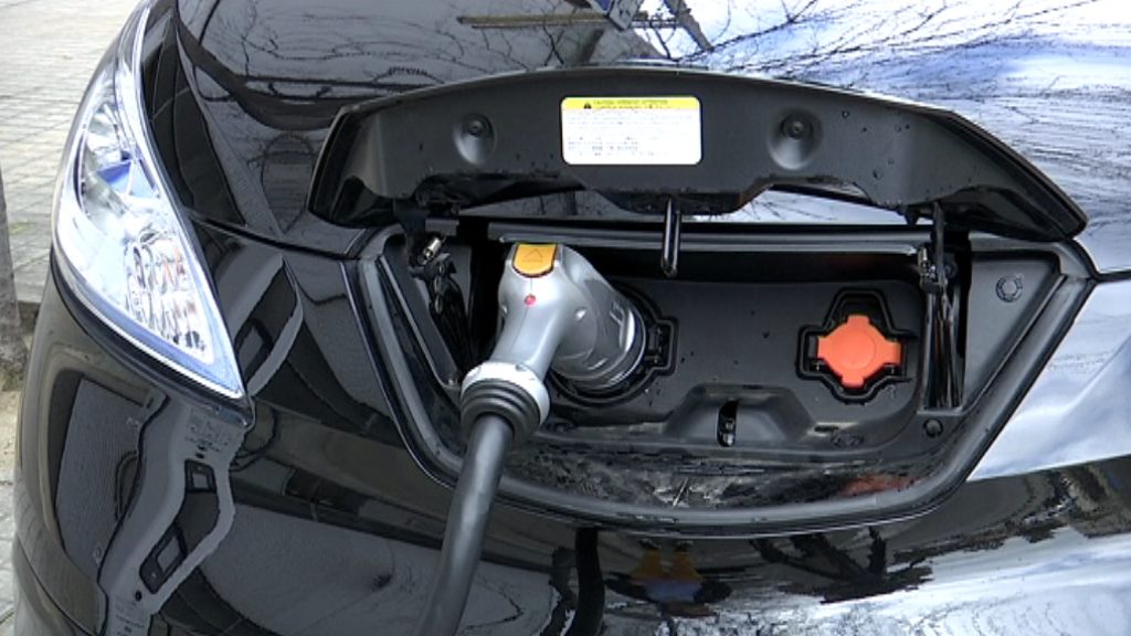 Les noves benzineres de carburant només podran obrir a zones industrials, port i entorns de les rondes | llicències municipals, vehicles elèctrics, vehicles privats