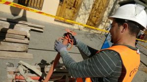 Els operaris apuntalen el soterrani del número 155 del carrer de Llull