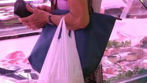 Xarxes veïnals per no mantenir aïllades a persones vulnerables durant el confinament