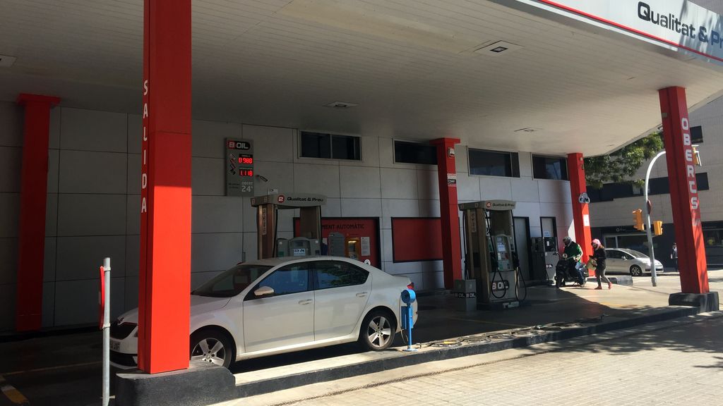 L’estalvi en el personal, el secret de les benzineres “low cost” | preus