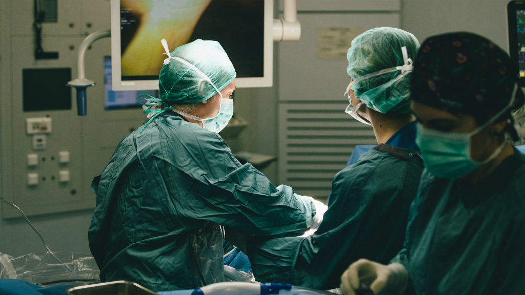 Un nen de tres anys rep l'alta després de ser trasplantat de sis òrgans | hospitals, infants