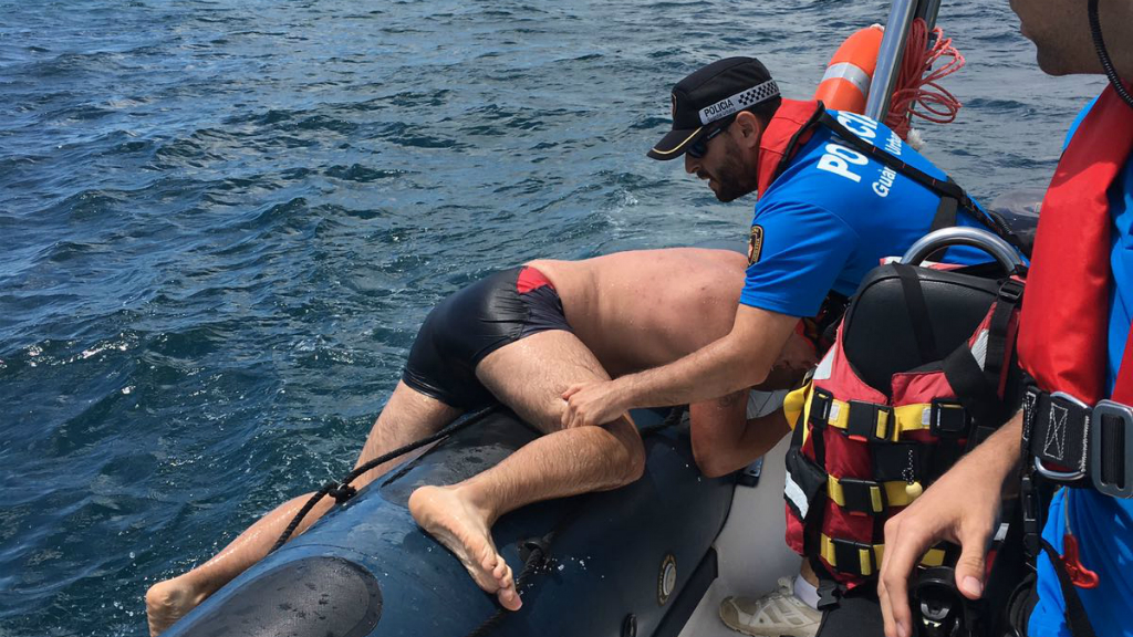 La Guàrdia Urbana salva un banyista que s’ofegava a mitja milla de la platja | Guàrdia Urbana, platges