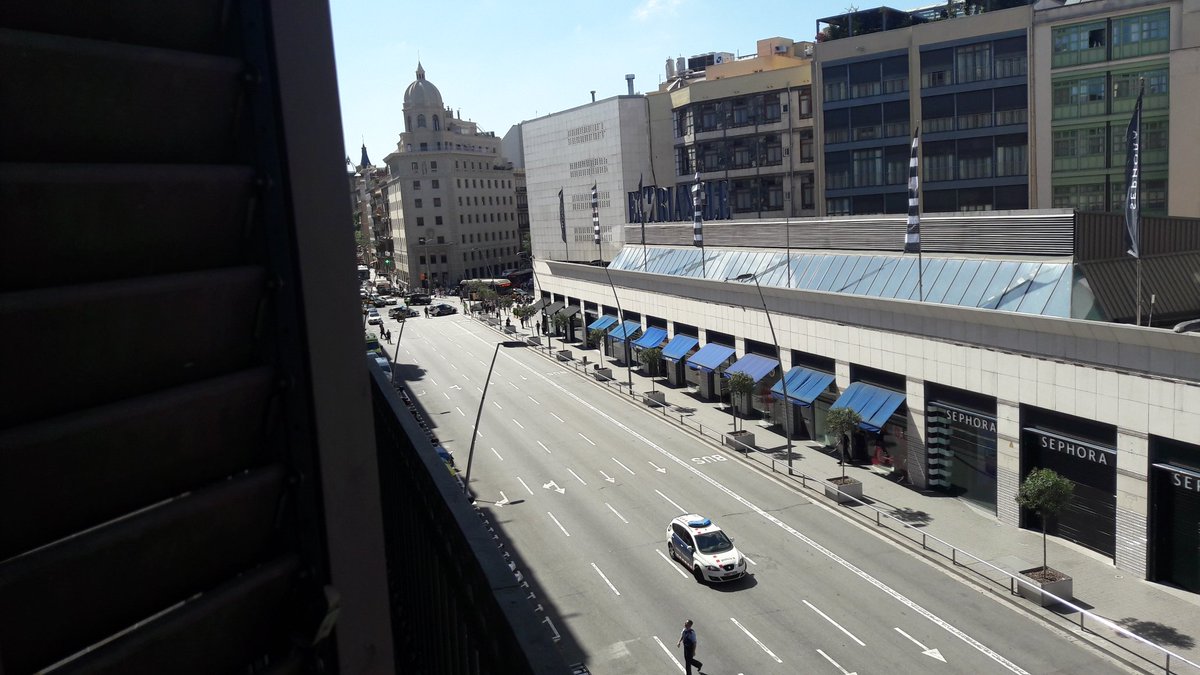 Desallotjat el carrer de Pelai per una maleta abandonada | Mossos d'Esquadra, trànsit