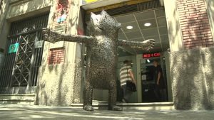 Un Cobi fet amb 6.000 claus dels pisos dels esportistes de la Vila Olímpica