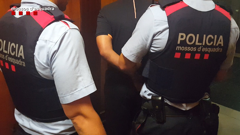 Sis detinguts per robar fent-se passar per policies | delictes, Mossos d'Esquadra, robatoris
