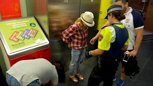 Un matí perseguint (i enxampant) carteristes al metro