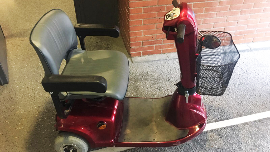 Detinguts dos germans que volien vendre per Wallapop una cadira de rodes elèctrica robada | Mossos d'Esquadra, robatoris