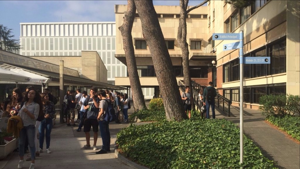 Un petit incendi obliga a desallotjar la Facultat de Dret de la UB | Bombers de Barcelona, Incendis, Universitat de Barcelona (UB)