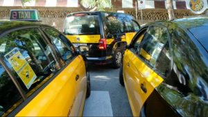 Noves queixes pel col·lapse de taxis a les portes del Parc Güell