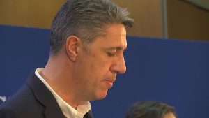 Albiol admet que dimitir seria “el més fàcil”, però que debilitaria el partit