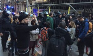 Desallotgen un edifici al Poble-sec que s’havia ocupat per evitar un desnonament