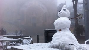 La neu s’avança: cau a tots els barris i agafa a Collserola