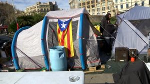 Els independentistes mantenen l’acampada a plaça de Catalunya i els unionistes se’n van