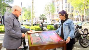 Una placa recorda la desapareguda llibreria Cinc d’Oros, referent de l’antifranquisme