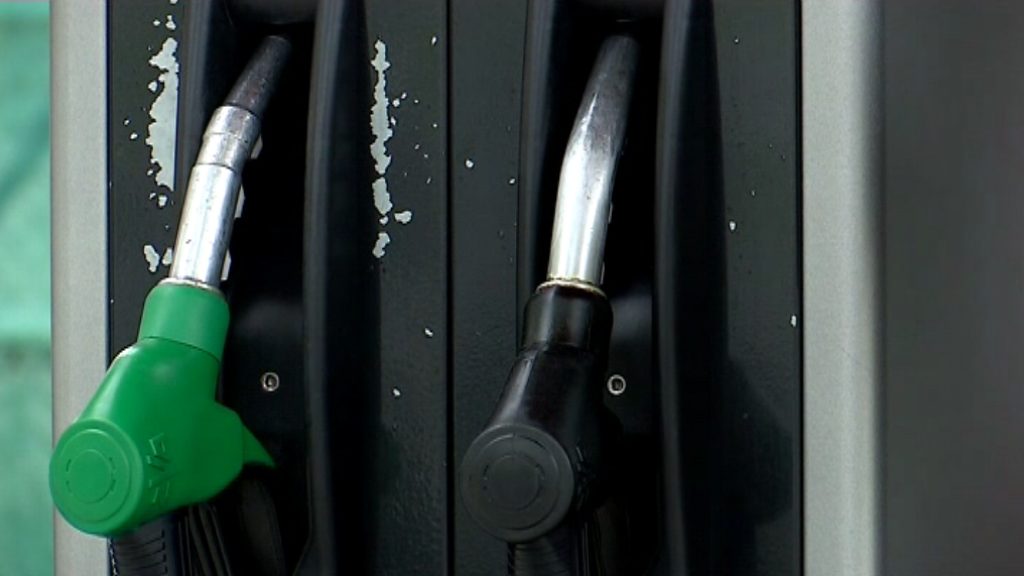 Les noves benzineres de carburant només podran obrir a zones industrials, port i entorns de les rondes | llicències municipals, vehicles elèctrics, vehicles privats