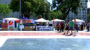 Les tendes tornen a la plaça de Catalunya per celebrar els set anys del 15-M