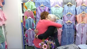 Abraçades i felicitacions per celebrar el primer dia al nou Mercat de Sant Antoni