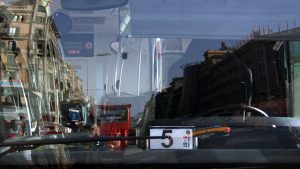 Sis ferits en una topada entre un taxi, un motorista i un autobús de TMB