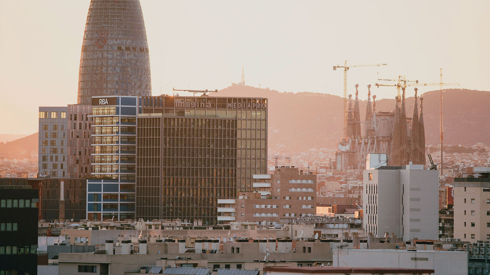 barcelona torre agbar skyline