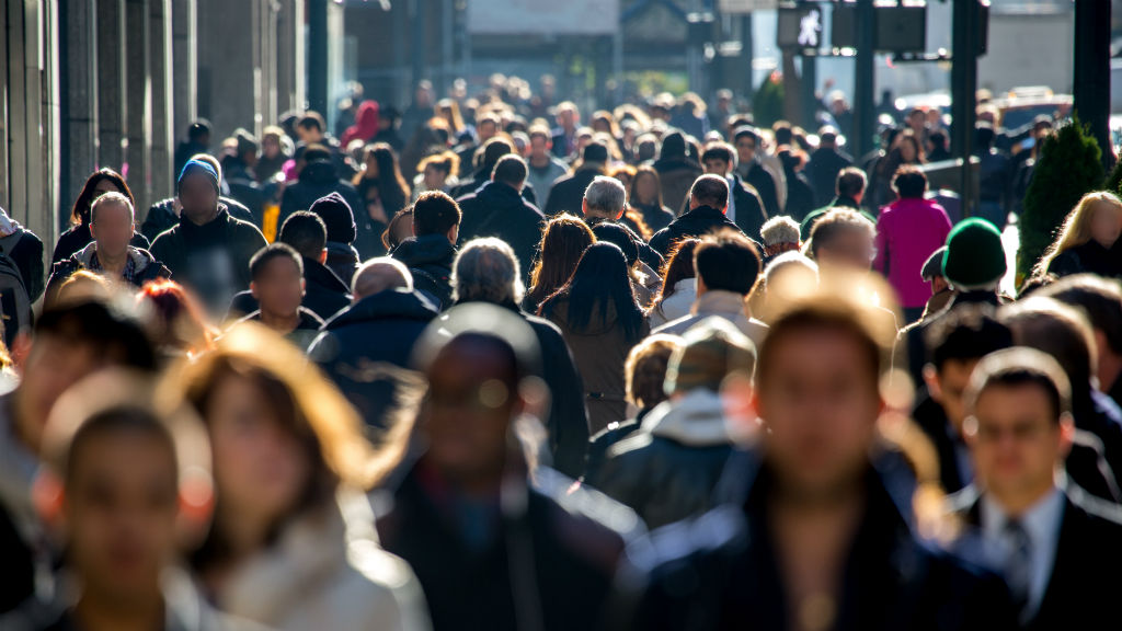 La població de Barcelona s'estanca en 1,7 milions per la baixa natalitat i l'envelliment | Ajuntament de Barcelona, gent gran, joves, migrants