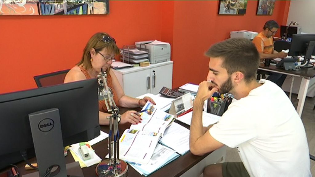 Efecte Trump: quatre de cada 10 agències nota una caiguda en la demanda de viatges als EUA | Agències de viatges, Turisme de Barcelona, viatges