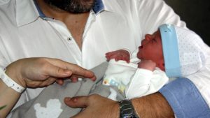 El permís de paternitat s’amplia una setmana