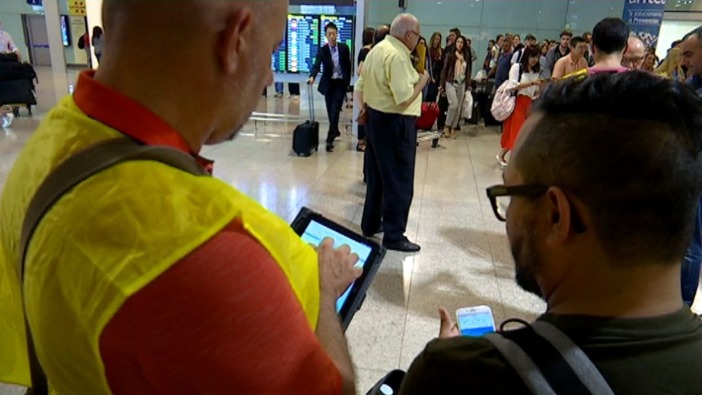 Els taxistes denuncien un increment de les cues per recollir passatgers a l'aeroport | Aena, Aeroport Josep Tarradellas Barcelona-el Prat, taxi