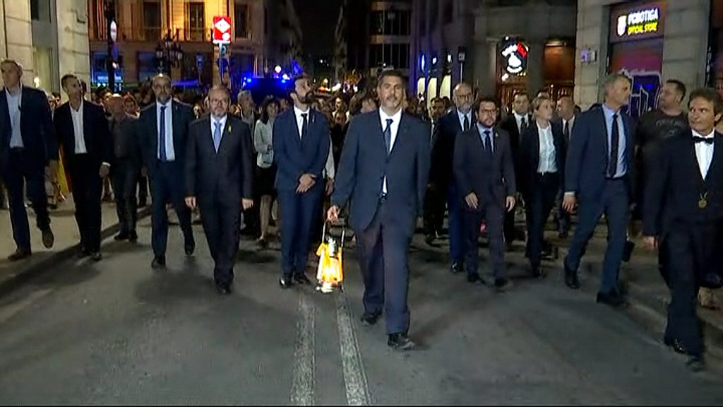 Marxa de la Flama del Canigó cap a la plaça de Sant Jaume