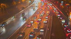 La pluja torrencial en hora punta col·lapsa els accessos a la ciutat