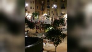 Un parc infantil ple de nens fins a la matinada que no deixa dormir els veïns