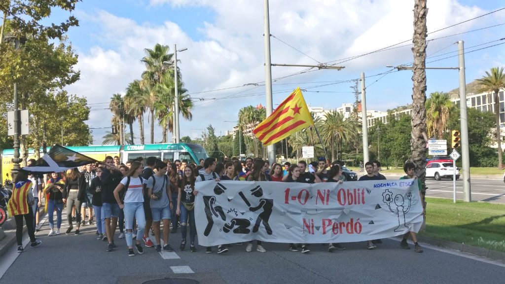 L'1 d'octubre, un any després: minut a minut | 1 octubre, Comitès de Defensa de la República (CDR), estudiants, manifestacions a Barcelona, referèndum