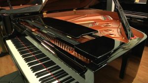 La casa de pianos, instruments i partitures Audenis fa 90 anys