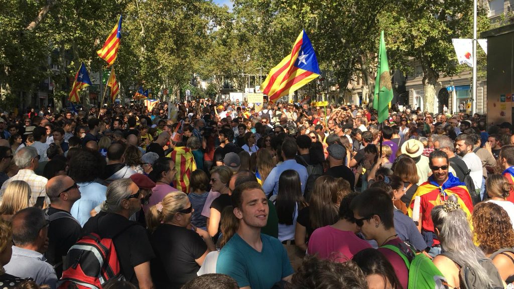 L'1 d'octubre, un any després: minut a minut | 1 octubre, Comitès de Defensa de la República (CDR), estudiants, manifestacions a Barcelona, referèndum