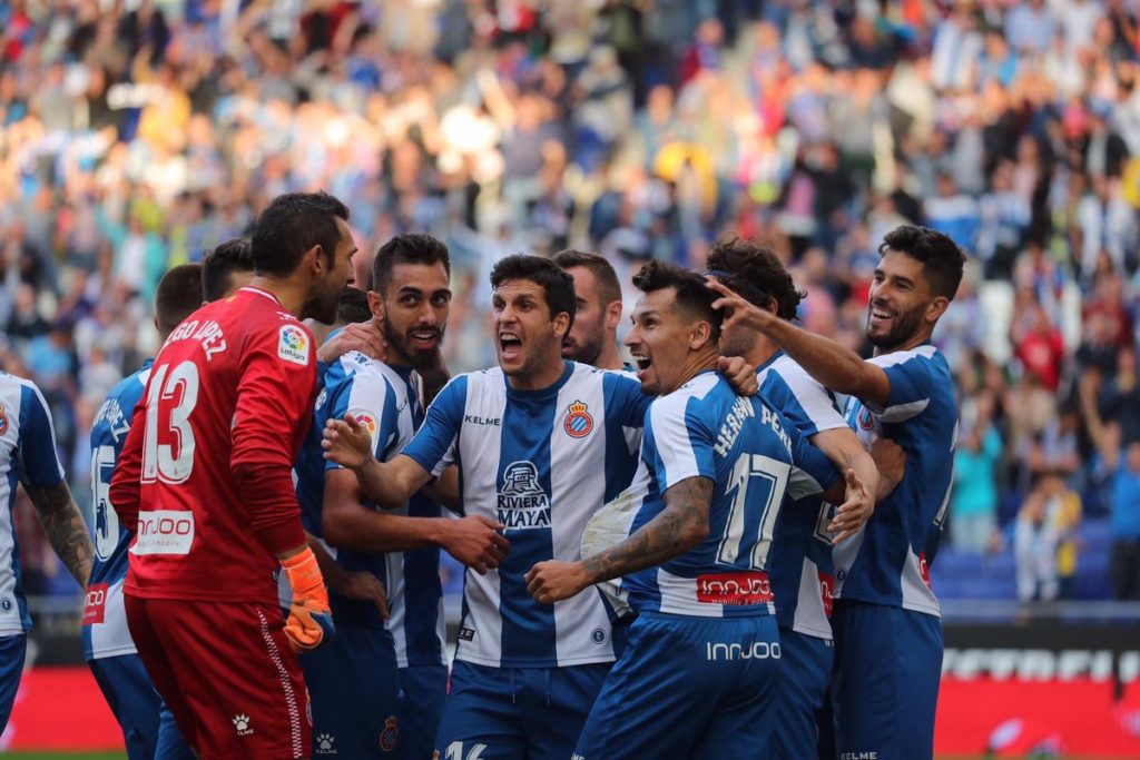 Jugadors RCD Espanyol amb Diego Lopez