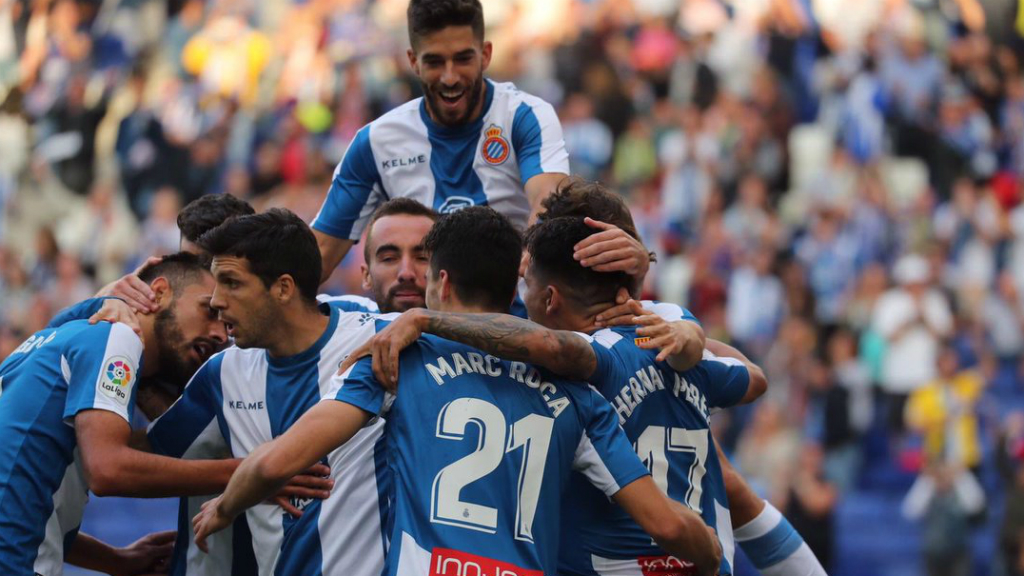 Jugadors del RCD Espanyol celebren el primer gol