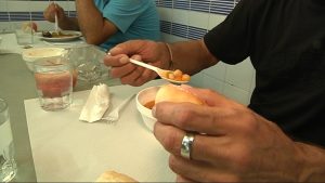 Tanquen tres menjadors socials de Barcelona que donen servei a 300 persones