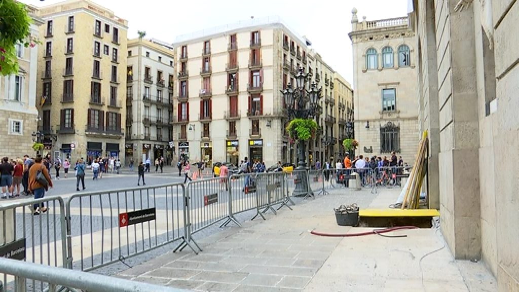 Instal&middot;len pilona antiterrorista Ajuntament