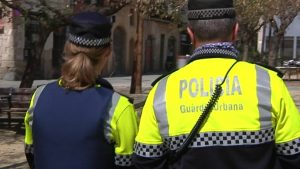 Els agents de la Urbana defensen l’ús de càmeres als uniformes “com a garantia processal”