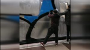 Netejar el metro dels grafits de diumenge costarà 10.000 euros