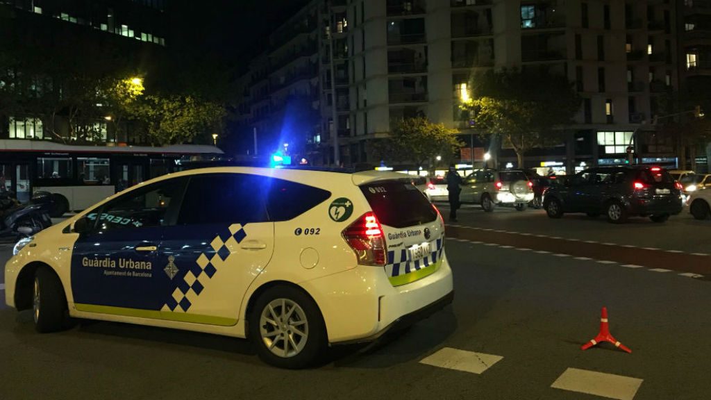 Urbana talla el pas al carrer Par&iacute;s