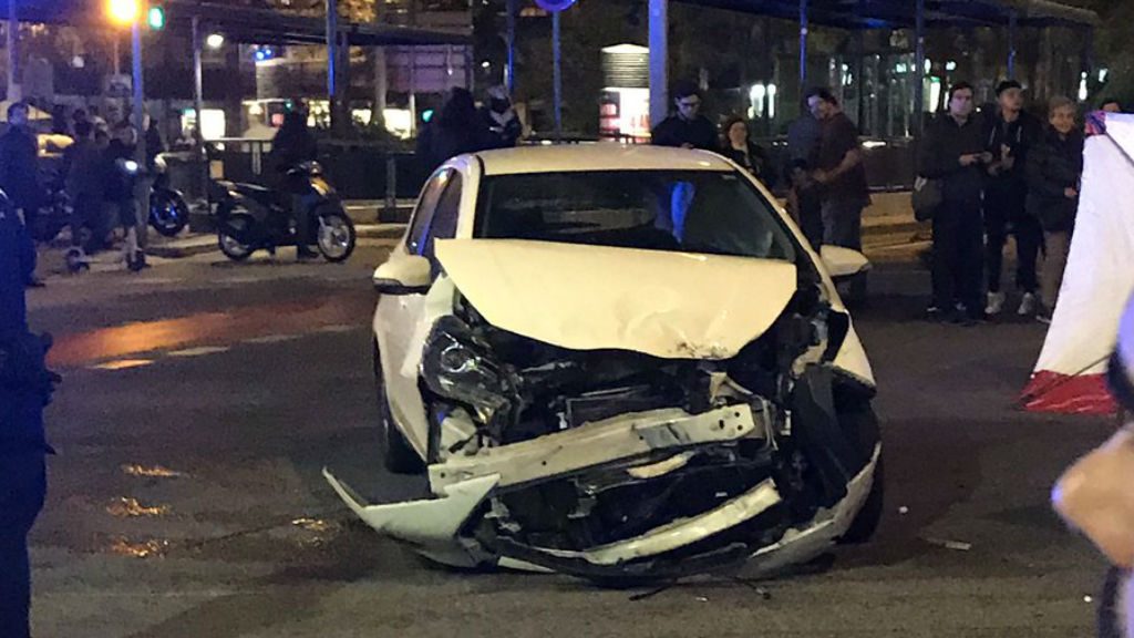 Una ambulància bolcada i dos ferits lleus en un accident a l'avinguda de Sarrià | Accidents