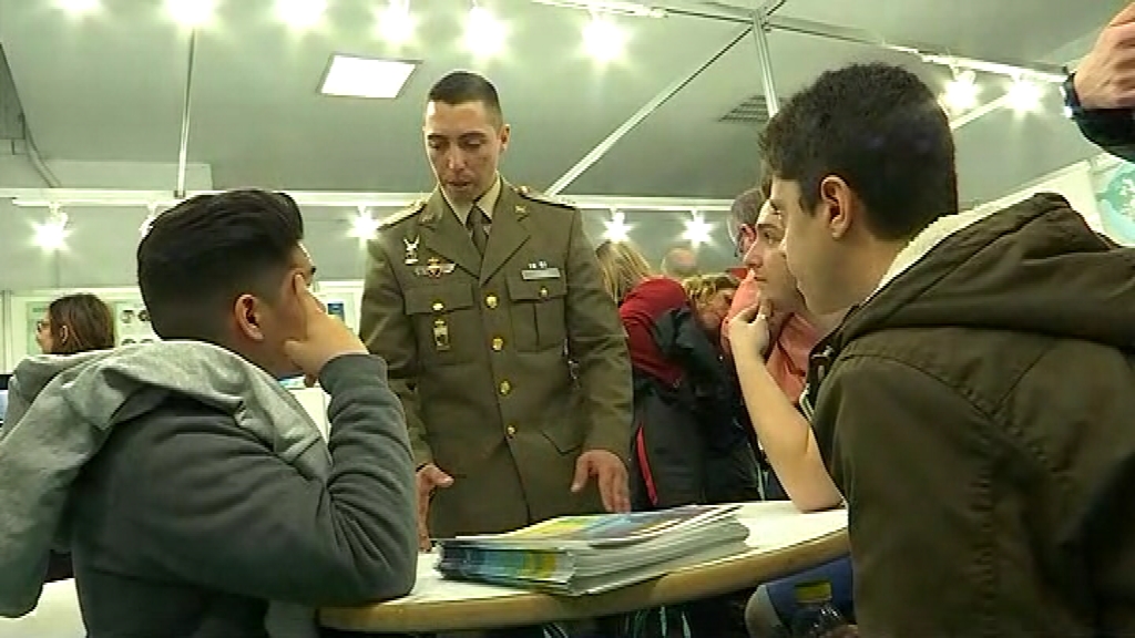 soldats de l'exèrcit parlen amb estudiants al Saló Ensenyament